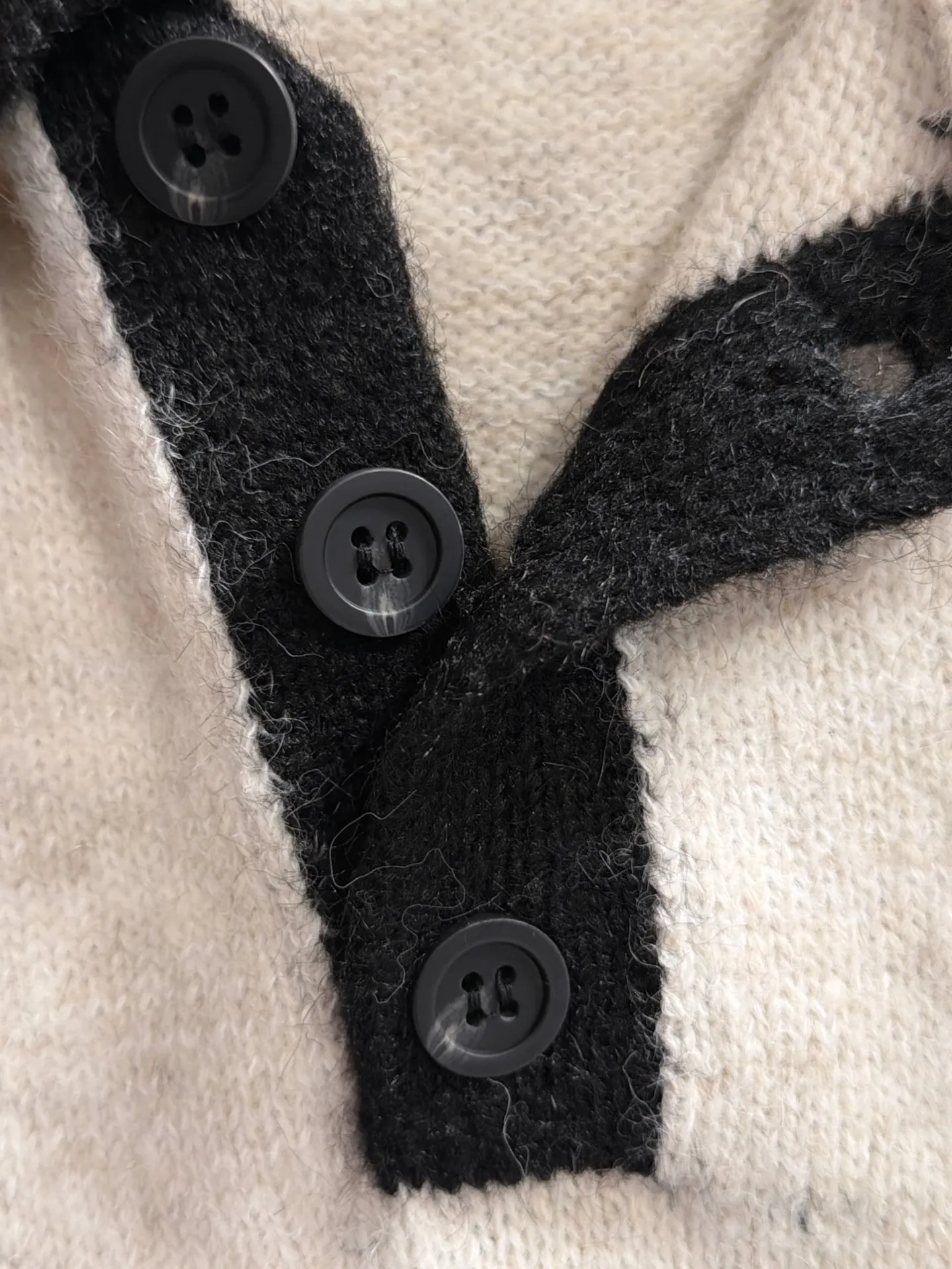 LP Loro Piana's latest sweaters from the official website for fall and winter 2026 are now on sale at the counter for Hot Sale! Specially made of wool blended fabric. It feels comfortable and can be directly in contact with the skin. The logo badge is exquisitely embroidered, which is extremely eye-catching! The details highlight the fashionable charm of big brands. Exquisite workmanship. Three-dimensional cutting style. The wearing effect is invincible and handsome! All three standards are complete! Sizes:M-3XL